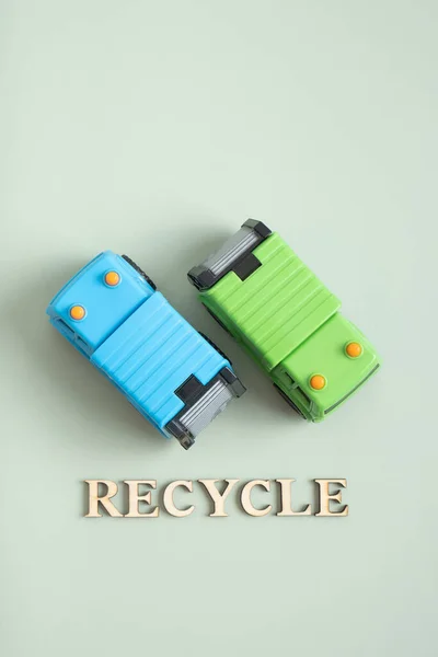Dwie Zabawki Śmieciarki Recyklingu Tekst Zielonym Tle — Zdjęcie stockowe
