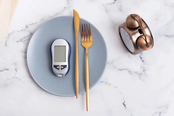 Placa Con Glucosímetro Cubiertos Placa Despertador Concepto Dieta Para Diabetes — Foto de Stock
