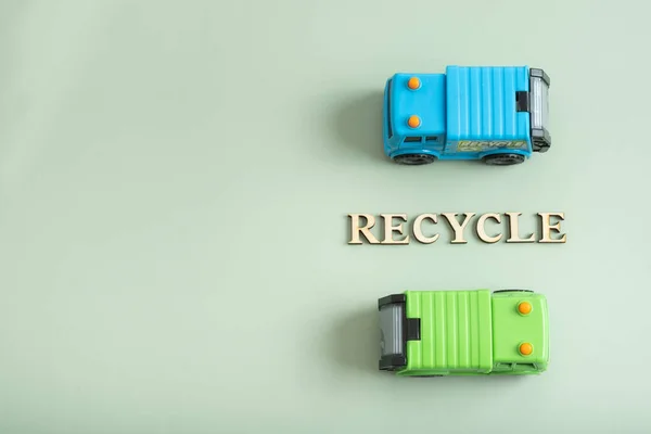 Іграшкові Сміттєвози Переробка Тексту Зеленому Тлі Концепція Переробки — стокове фото