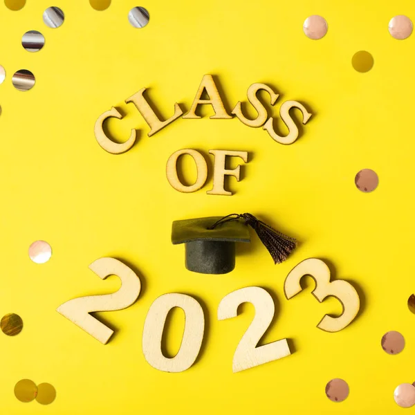 Концепция Класса 2023 Деревянный Номер 2023 Дипломной Крышкой Желтом Фоне — стоковое фото