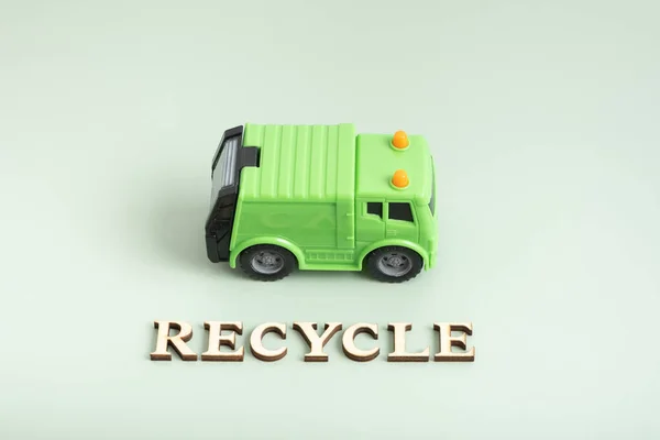 Przetwarzaj Tekst Zabawka Śmieciarka Recyklingu Tekst Zielonym Tle — Zdjęcie stockowe