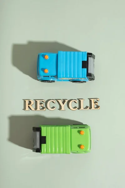 Іграшкові Сміттєвози Переробка Тексту Зеленому Тлі Вид Зверху Плоский Ліжко — стокове фото