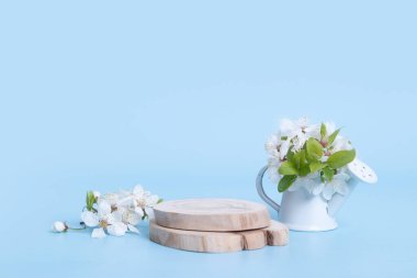 Tahta podyum ya da kozmetik ürünleri için bahar çiçekleri serpiştirilmiş kaide. Bahar mokup podyumu arka planı.