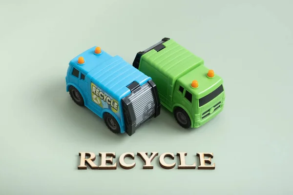 Riciclare Testo Giocattolo Camion Spazzatura Riciclare Testo Uno Sfondo Verde — Foto Stock