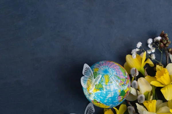Globe Bloemen Vlinder Met Kopieerruimte Happy Earth Day Concept Plat — Stockfoto