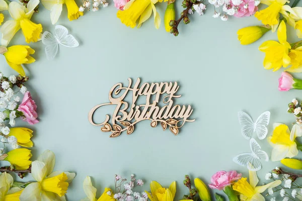 Grattis Födelsedagen Text Med Våren Blommor Platt Låg Ram Sammansättning — Stockfoto