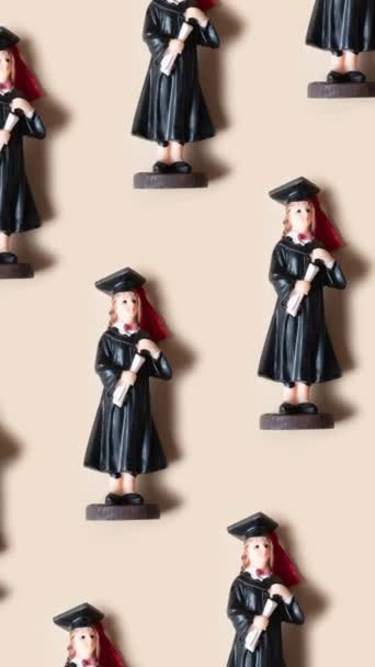 图案是用黑色研究生帽和米色背景的长袍做的 高质量的镜头 — 图库视频影像