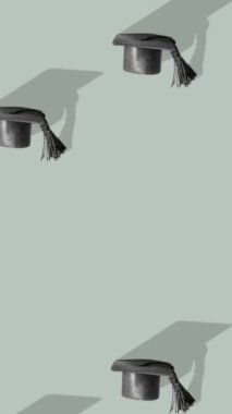 Mezuniyet şapkasının modeli yeşil-gri arka planda. Yüksek kaliteli görüntüler