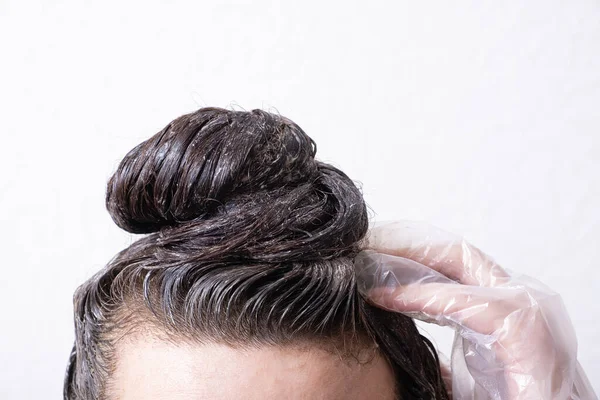 Vrouwenhaar Wordt Verzameld Een Broodje Met Verf Erop Haarverven Concept — Stockfoto