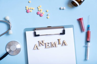 Steteskoplu amnemia metni, haplar ve şırınga düzlüğü, üst görünüm.