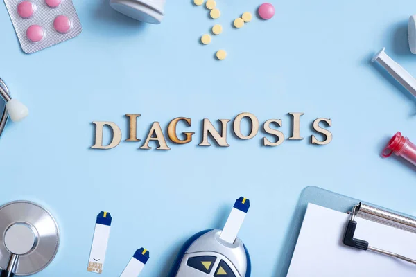 Diagnózis Szöveg Sztetoszkóppal Fecskendővel Tablettákkal Glucométer Felülnézetben Egészségügyi Gyógyászati Koncepció — Stock Fotó