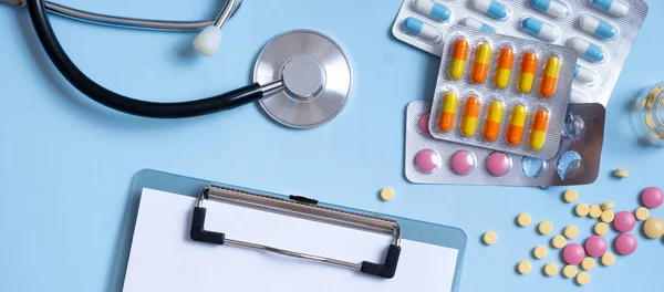 Banner Tabletta Színes Tabletták Sztetoszkóp Lapos Feküdt Top View Egészségügyi — Stock Fotó