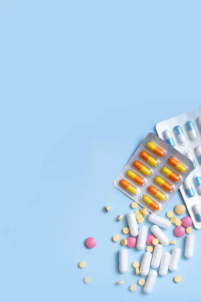 Pilules Colorées Sur Fond Bleu Santé Médecine Concept Flat Lay — Photo