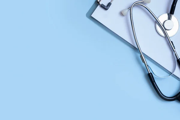 Fragment Eines Stethoskops Tablette Auf Blauem Hintergrund Mit Kopierraum Gesundheits — Stockfoto