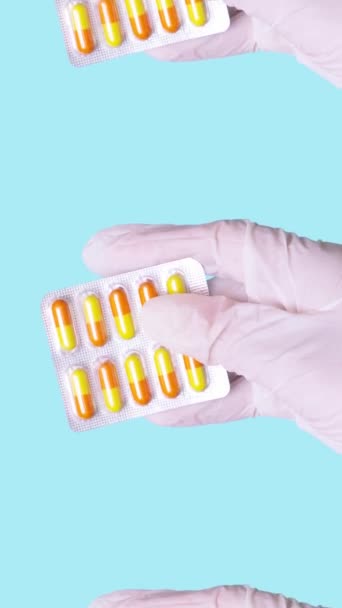 Poruszająca Się Ręka Rękawiczce Tabletkami Odbiór Leczenie Lekarza Koncepcja Farmakologii — Wideo stockowe