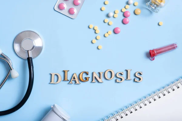 Diagnózis Szöveg Sztetoszkóppal Fecskendővel Tablettákkal Felülnézetből Egészségügyi Gyógyászati Koncepció Lapos — Stock Fotó