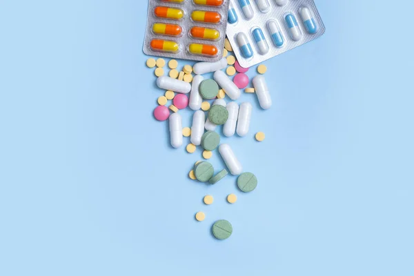 Pilules Colorées Sur Fond Bleu Santé Médecine Concept Flat Lay — Photo