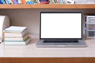 Masaüstünde dizüstü bilgisayar ve çocuk odasında boş ekran. Çocuk eğitim modeli, şablon.