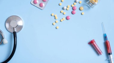 Steteskop, şırınga, haplar, üst görünümü olan sağlık ve tıp geçmişi.