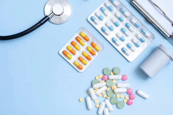Színes Tabletták Sztetoszkóppal Egészségügyi Gyógyászati Koncepció Lapos Feküdt — Stock Fotó