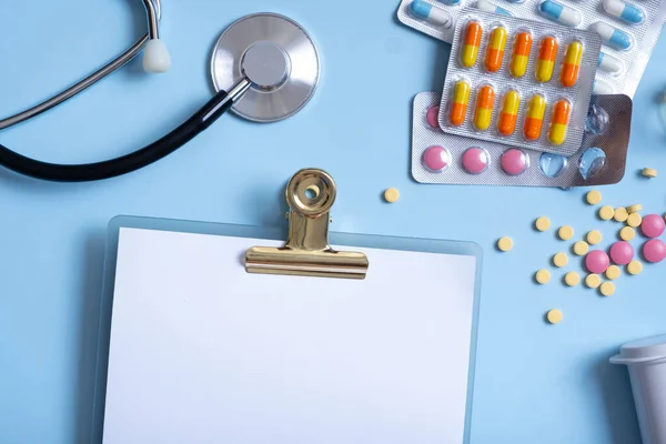 Pusta Makieta Tabletki Rękawiczce Kolorowymi Tabletkami Stetoskopem Koncepcja Opieki Zdrowotnej — Zdjęcie stockowe
