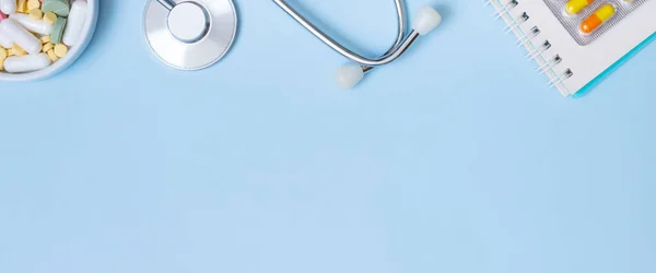Fragment Stetoskopu Notatka Tabletki Niebieskim Tle Przestrzenią Kopiowania Opieka Zdrowotna Zdjęcia Stockowe bez tantiem