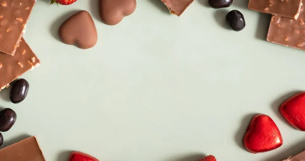 Schokolade Und Bonbons Flach Draufsicht Auf Pastellgrünem Hintergrund Mit Kopierraum — Stockfoto