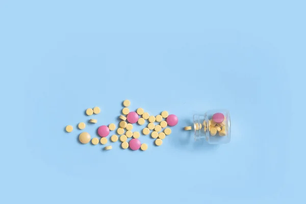 Pilules Colorées Avec Bouteille Verre Sur Fond Bleu Avec Espace — Photo