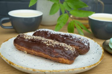 Kafedeki bir masada çay eşliğinde ekler. Tatlı yemek hala hayat.