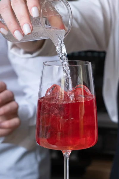 Barman Připraví Ovocný Koktejl Ledem Sklenici Baru — Stock fotografie