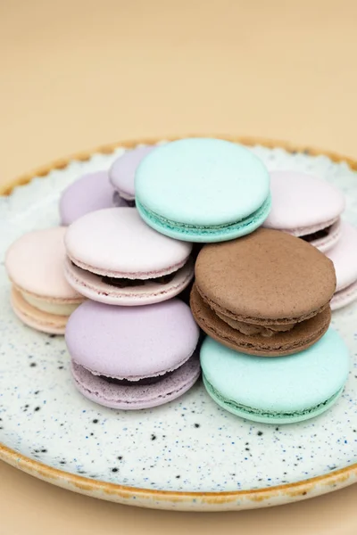 Verschillende Pastel Kleuren Gebak Macarons Een Beige Achtergrond — Stockfoto