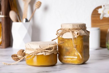 Ballı ve cevizli kavanozlar. Mutfağın içinde ballı ceviz var..