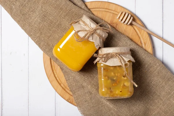 Gläser Mit Honig Und Nusshonig Auf Hölzernem Hintergrund Von Oben — Stockfoto