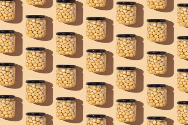 Vzor Skleněnou Sklenicí Medem Ořechy Béžovém Pozadí Lískové Oříšky Medu — Stock fotografie