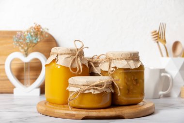 Mutfağın içinde ballı cam kavanozlar..