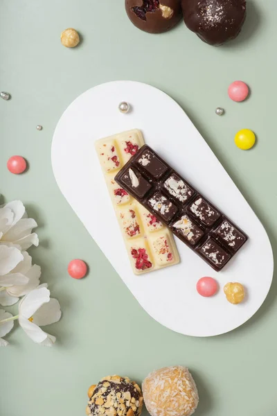 Gezonde Ambachtelijke Natuurlijke Mini Chocolade Snoepjes Bovenaanzicht Zoet Eten Gezond — Stockfoto