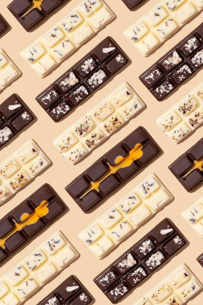 Craft Muster Aus Weißen Milchigen Und Schwarzen Schokoladenbonbons Auf Beigem — Stockfoto