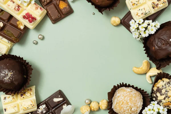 Rahmen Aus Handgefertigten Schokoladenbonbons Mini Pralinen Und Nüssen Flach Liegend — Stockfoto