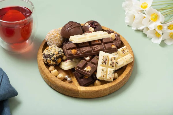 Holzteller Mit Gesunden Handwerklichen Natürlichen Bonbons Und Mini Pralinen Süßes — Stockfoto
