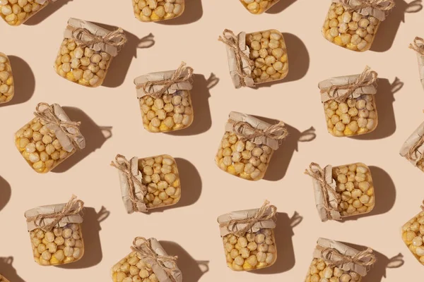 Patroon Met Glazen Pot Met Honing Noten Beige Ondergrond Hazelnoten — Stockfoto