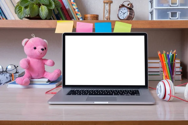 子供部屋の空白の画面とデスクトップ上のノートパソコン 子供の教育モックアップ テンプレート — ストック写真