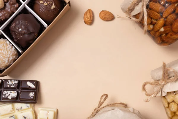 Rahmen Aus Handgefertigten Schokoladenbonbons Mini Pralinen Hohey Mit Nüssen Flach — Stockfoto