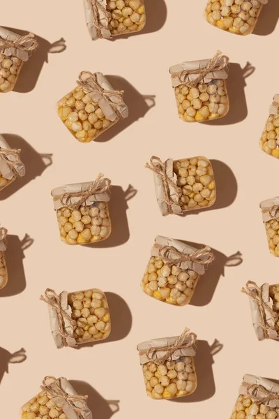 Patroon Met Glazen Pot Met Honing Noten Beige Ondergrond Hazelnoten — Stockfoto