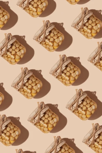 Vzor Skleněnou Sklenicí Medem Ořechy Béžovém Pozadí Lískové Oříšky Medu — Stock fotografie