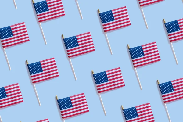 Концепція Дня Незалежності Сша Зображенням Прапорів Зверху Плоскі Синьому Фоні — стокове фото