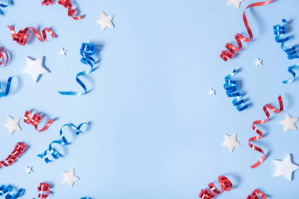 アメリカ独立記念日のコンセプト 赤と青の螺旋と米国の旗のトップビューの白い星の要素 青の背景にフラットレイアウト ストックフォト