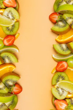 Citrus meyveleri ve çilekler, fotokopi alanı düzlüklü kompozisyon, üst manzara. Yaz dikey arkaplanı.