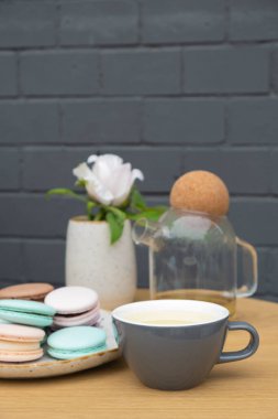 Bardakta karabuğday çayı ve kafedeki masada makarna. Tatlı yemek Hala hayat.