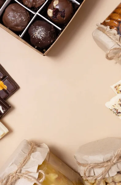 Süßes Essen Hintergrund Rahmen Aus Kerzen Honig Und Mini Pralinen — Stockfoto