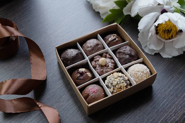 Chocolade Ambachtelijke Snoepjes Doos Met Lint Bloem Tafel Bovenaanzicht Plat — Stockfoto